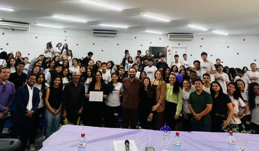 Juíza leva alerta sobre violência contra a mulher a alunos do IEMA durante o Agosto Lilás