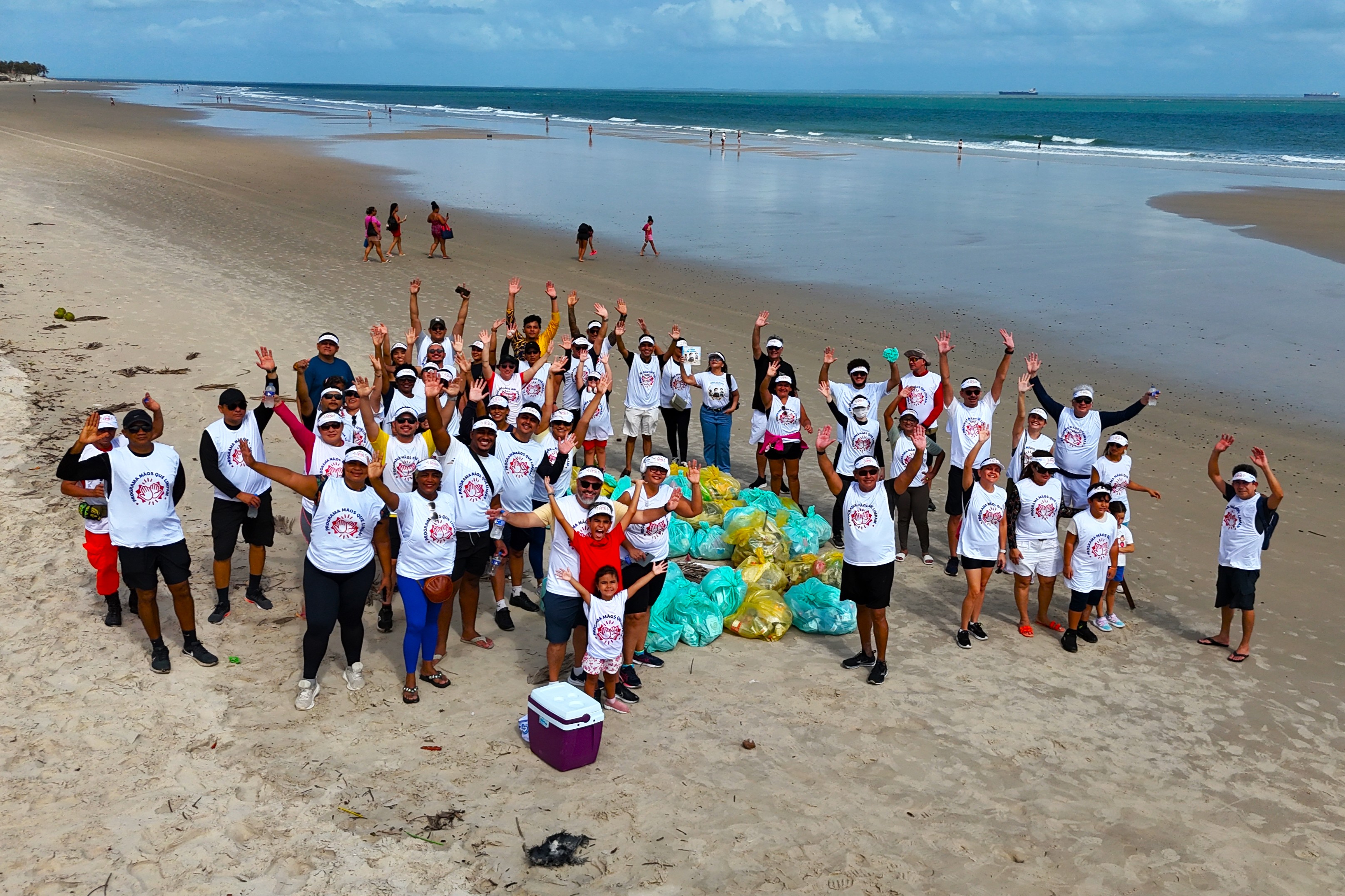 "Mãos que Limpam" mobiliza voluntários e reforça conscientização ambiental na Praia do Calhau