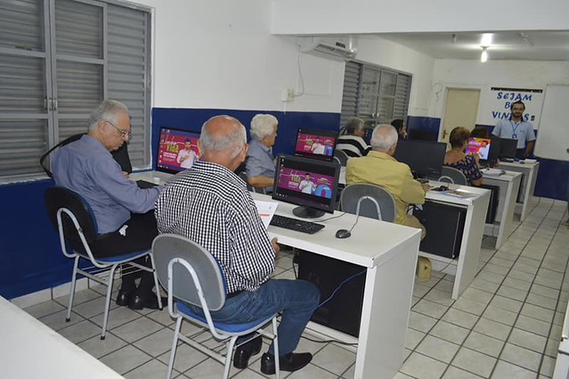 Aposentados descobrem Internet e mídias sociais em curso oferecido pela AMMA