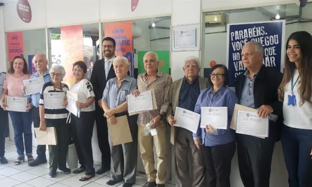 Aposentados descobrem Internet e mídias sociais em curso oferecido pela AMMA