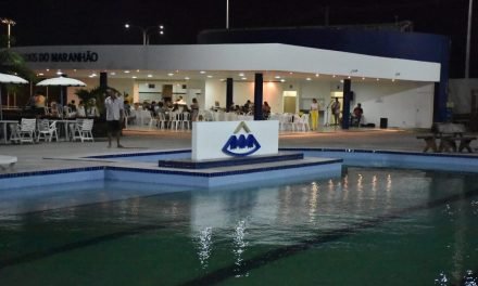 Congraçamento e reinauguração de piscina em final de tarde festiva dedicada aos pais