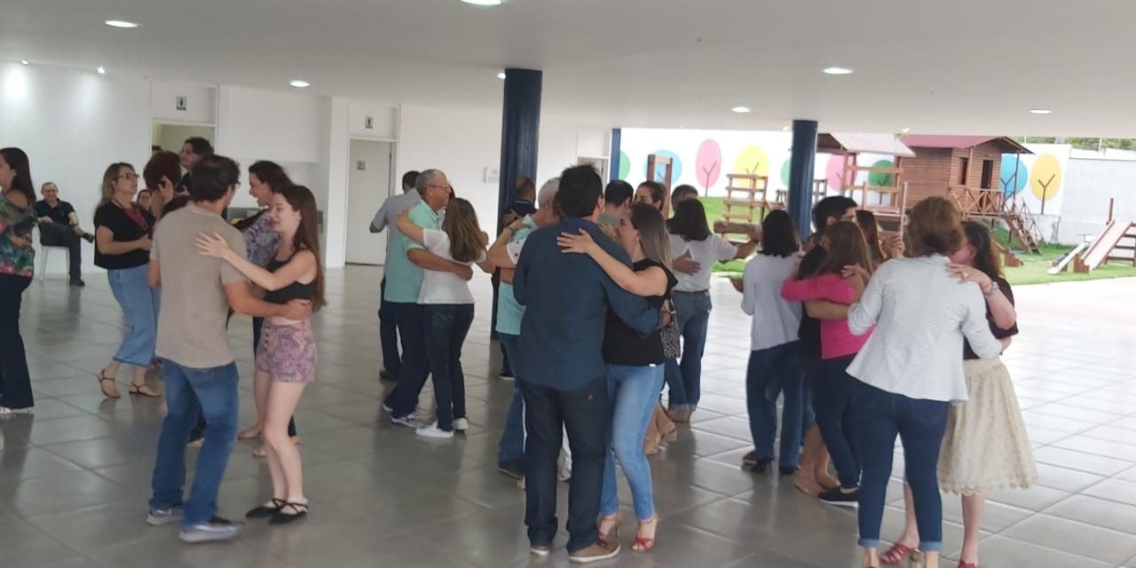 Associados aprendem passos dos vários ritmos da dança de salão em aula experimental