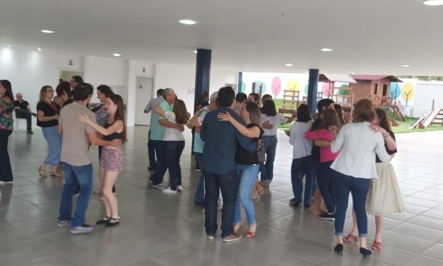 Associados aprendem passos dos vários ritmos da dança de salão em aula experimental