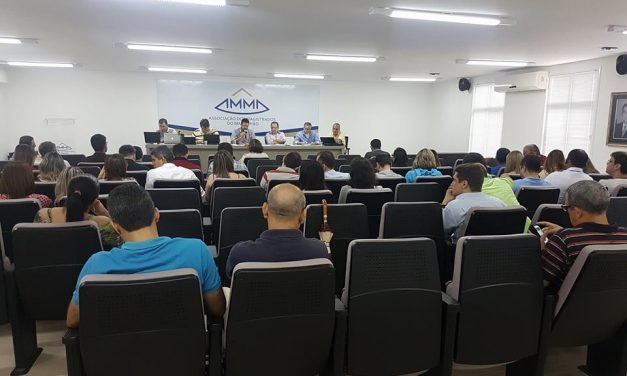 Magistrados reunidos em assembleia-geral analisam minuta de proposta legislativa