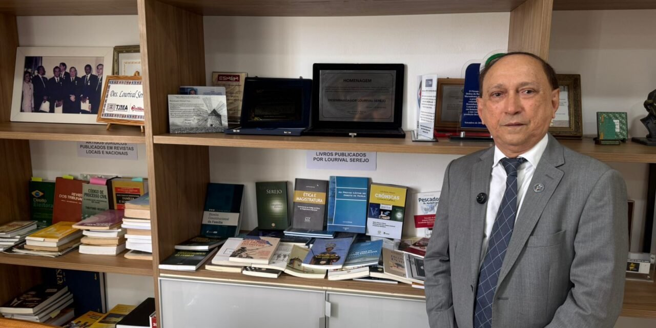 Desembargador Lourival Serejo abre exposição sobre livros, artigos e de homenagens em gabinete do TJMA