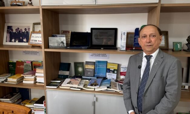 Desembargador Lourival Serejo abre exposição sobre livros, artigos e de homenagens em gabinete do TJMA
