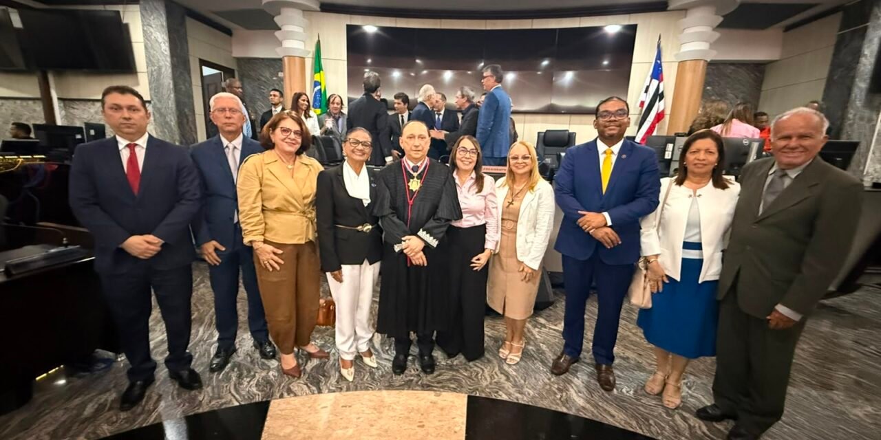 Presidente da AMMA presta homenagem ao desembargador Lourival Serejo durante sessão do Pleno do TJMA