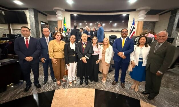 Presidente da AMMA presta homenagem ao desembargador Lourival Serejo durante sessão do Pleno do TJMA