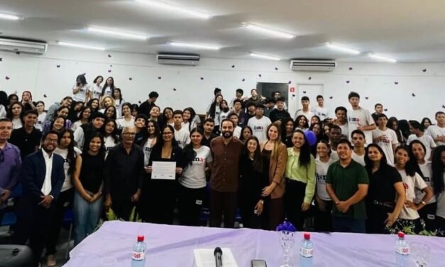 Juíza leva alerta sobre violência contra a mulher a alunos do IEMA durante o Agosto Lilás