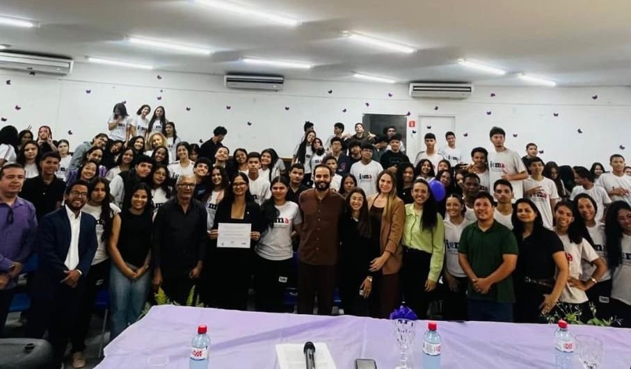 Juíza leva alerta sobre violência contra a mulher a alunos do IEMA durante o Agosto Lilás